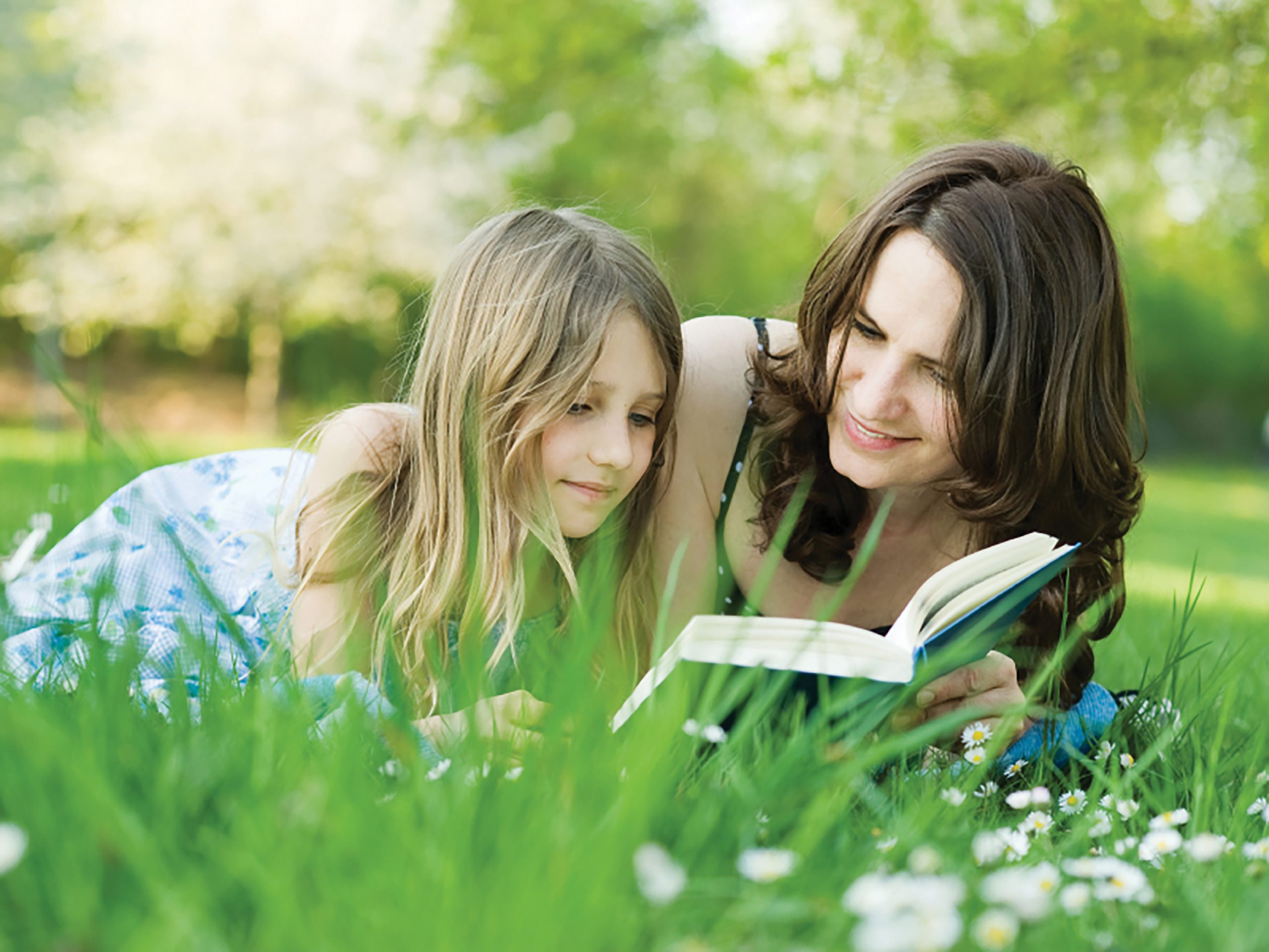 Мама и дети подростки. Дети и природа. Чтение на природе. Школьники летом. Книги для детей.